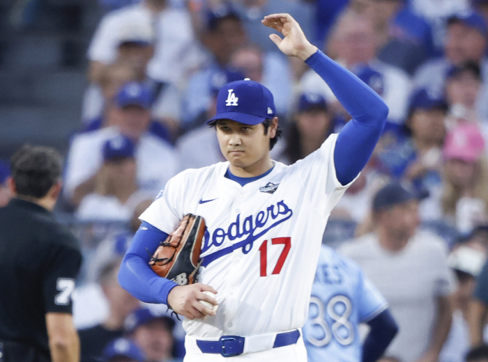 This is stress! 9th base in 18 innings → 17 hours later → 93 pitches → 4 runs lost in 6 innings, but he wants to do it