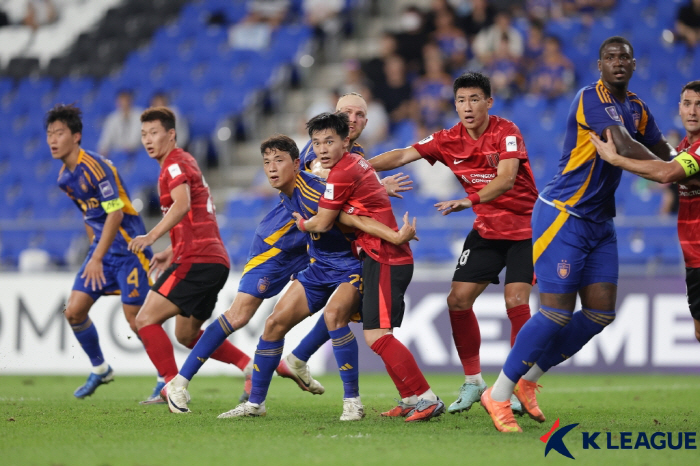 Ulsan Jung Seung-hyun threw a water bottle and got caught in a clueless Chinese fan...AFC withdraws 4.2 million won fine from Chengdu