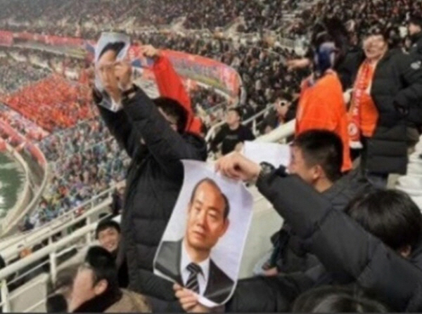 Ulsan Jung Seung-hyun threw a water bottle and got caught in a clueless Chinese fan...AFC withdraws 4.2 million won fine from Chengdu