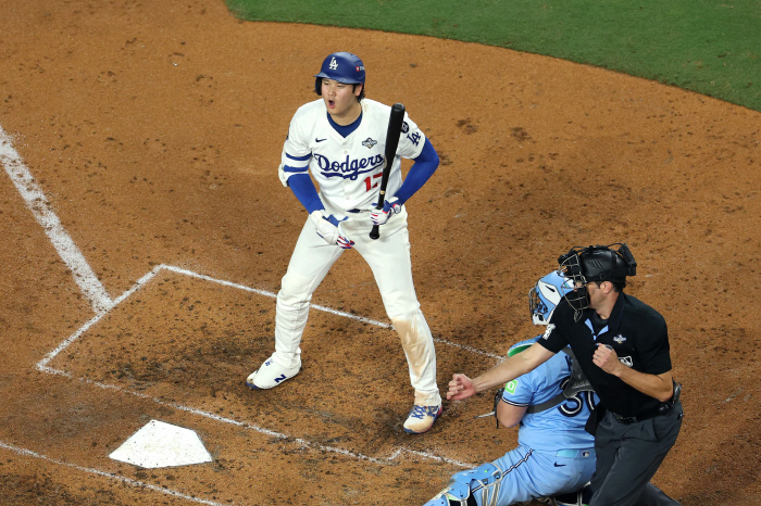 Who would throw a stone to Ohtani with a loss as a pitcher and two strikeouts without a hit as a batter