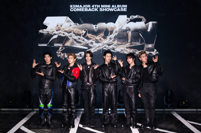 The 82nd major new song trophy, the point dance is also a trophy dance