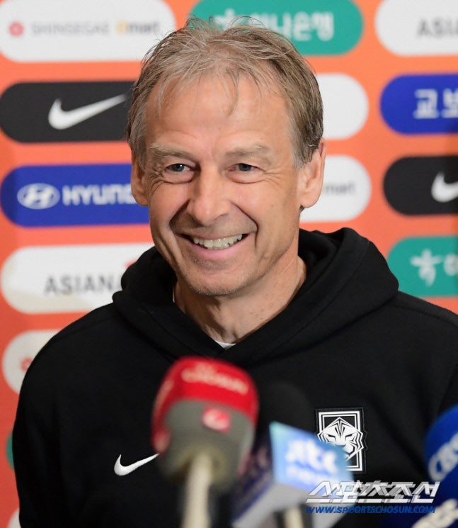 The Czech Republic is reeling from rumors of the appointment of the worst head coach ever by shedding new light on both Klinsman and Chung Mong-kyu's remarks on the management attitude of players in the game