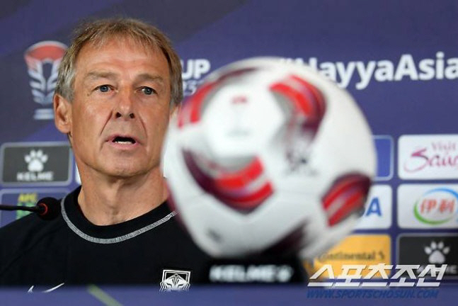 The Czech Republic is reeling from rumors of the appointment of the worst head coach ever by shedding new light on both Klinsman and Chung Mong-kyu's remarks on the management attitude of players in the game