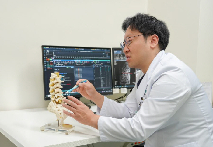 Director Park Jong-hyuk of Bundang Jesaeng Hospital won the Clinical Academic Award for his predictive thesis after lumbar surgery