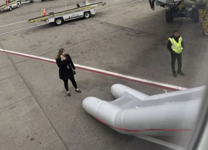 Flight attendant flight emergency slide malfunction mistake with 26 years of experience...hundreds of millions of won in damages