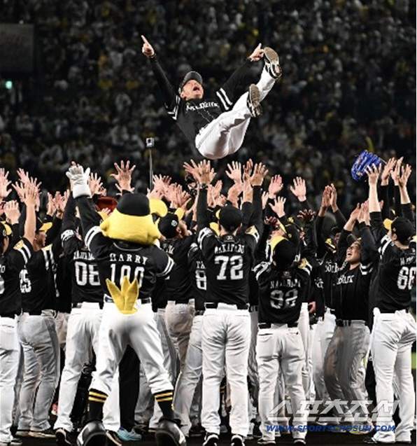 Give up the first round and win, win, win...Softbank topped the Japan Series for the first time in five years, confirmed the championship with a home run in the 11th inning of extra time