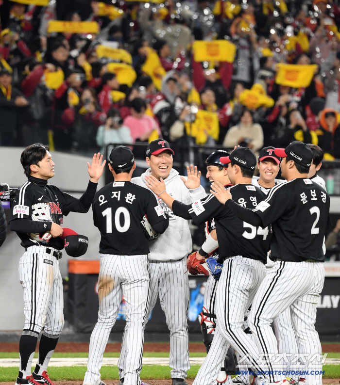 Give up the first round and win, win, win...Softbank topped the Japan Series for the first time in five years, confirmed the championship with a home run in the 11th inning of extra time