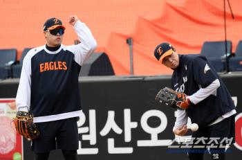 Hanwha's infield, which has heated up thanks to Ryu Hyun-jin, who turned into a first baseman, is also rapidly increasing in defense concentration (Daejeon site)