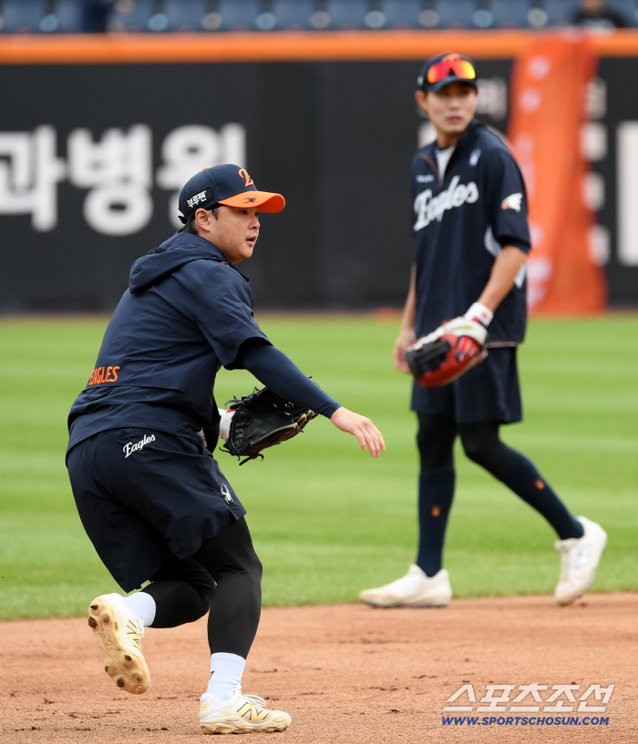 Hanwha's infield, which has heated up thanks to Ryu Hyun-jin, who turned into a first baseman, is also rapidly increasing in defense concentration (Daejeon site)