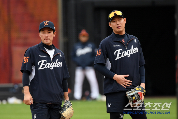 Hanwha's infield, which has heated up thanks to Ryu Hyun-jin, who turned into a first baseman, is also rapidly increasing in defense concentration (Daejeon site)