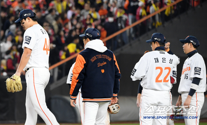 It was a game that I had to win...Kim Seo-hyun? He did well in the eighth inning Shock 9th come-from-behind defeat, now it's all-out on the brink