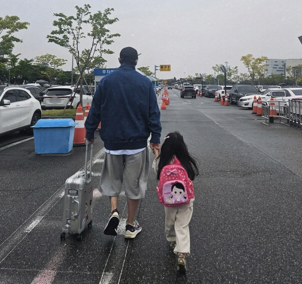 KCM holds her daughter's first open hand for 12 years and is happiest in a normal moment