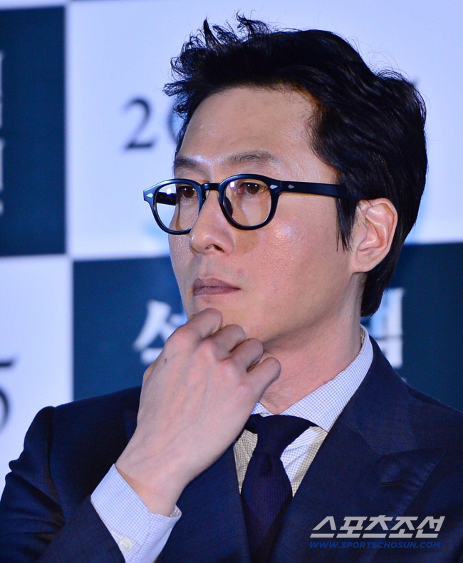 Kim Joo-hyuk is 45 years old..The 8th anniversary of 'Gutin hyung' that I miss