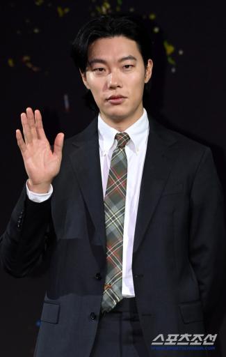 Ryu Junyeol Joins ‘Reply 1988’ 10th Anniversary Filming After Adjusting Schedule