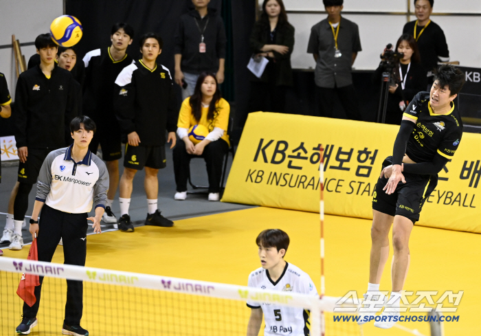  Attention to Na Kyungbok's serve