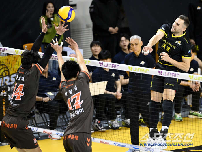  Biena is aiming for touchout