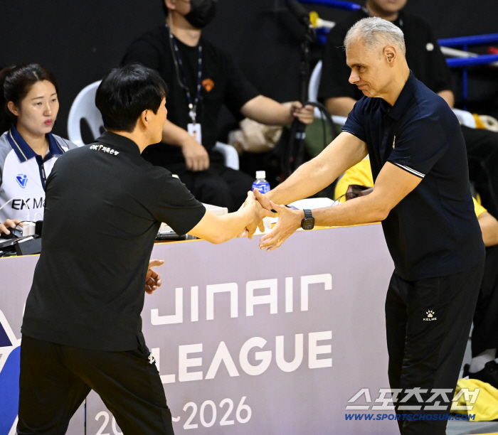  Coach Shin Young-chul shook hands before the game