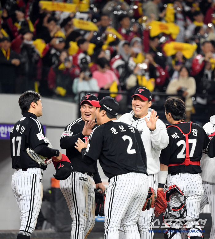  Colleagues teasing when LG captain Park Hae-min cries