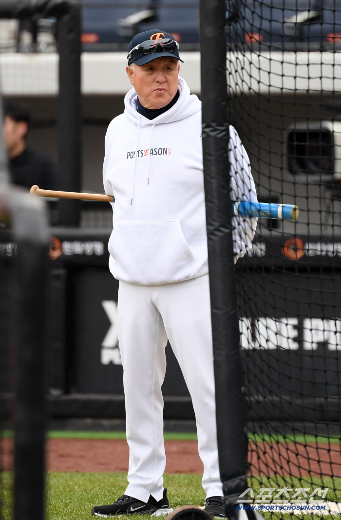  Director Kim Kyung-moon is relaxed