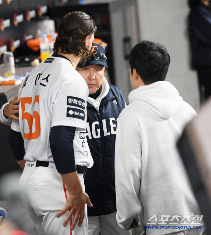  Director Kim Kyung-moon, who visited the starting Weiss, sincerely thank you