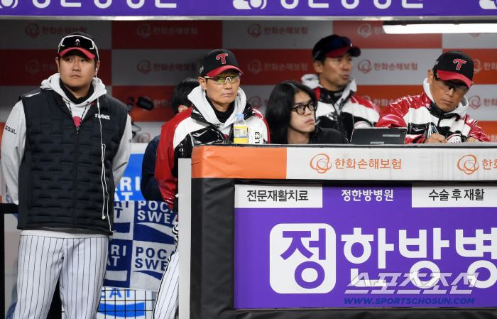  Director Yeom Kyung-yeop is thinking about it