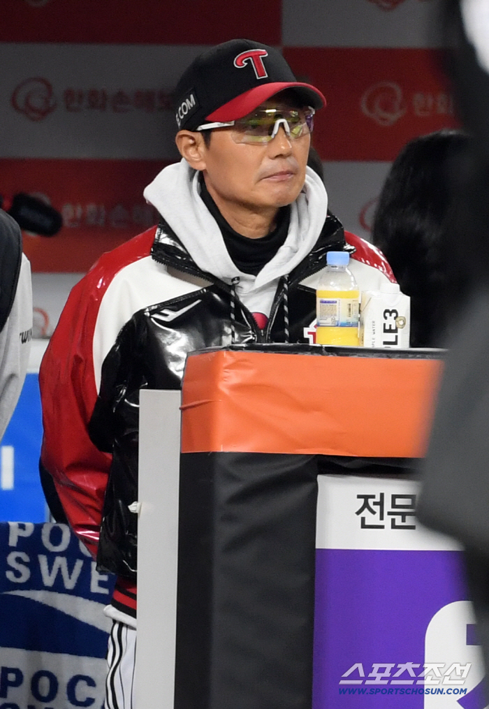  Director Yeom Kyung-yeop is thinking hard