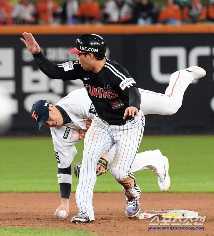 Ha Joo-seok and Oh Ji-hwan collide at second base