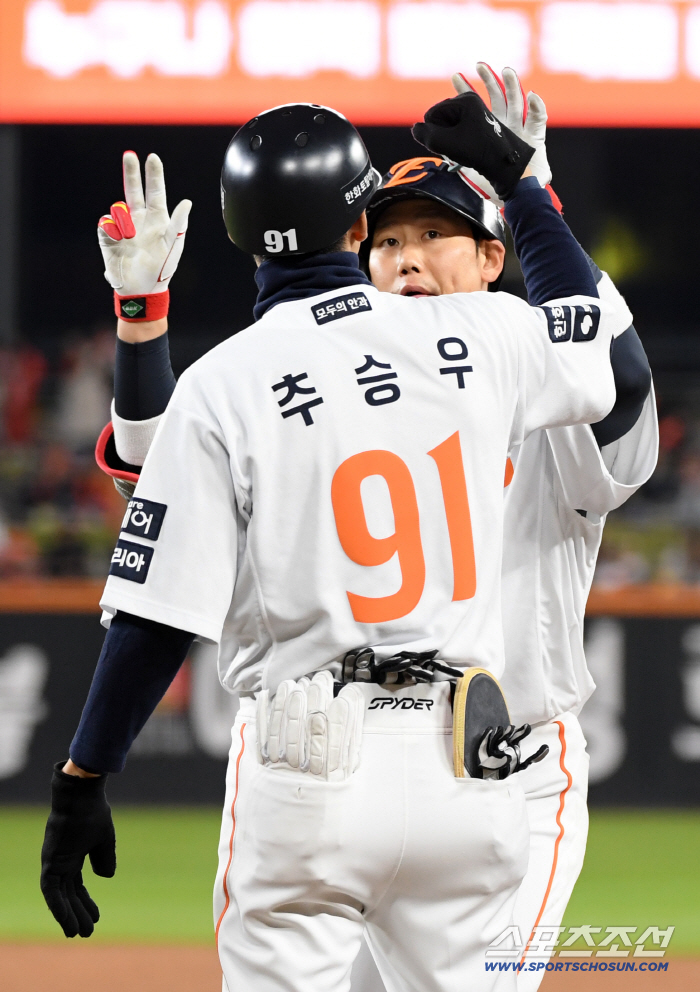  Ha Joo-seok hits after 2 outs