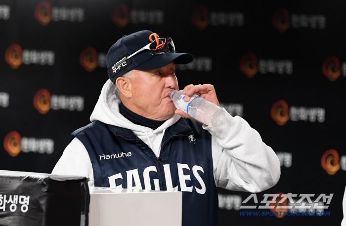  Hanwha manager Kim Kyung-moon is thirsty for a win