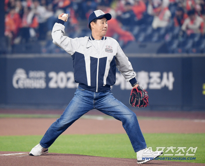  Hanwha real fan Nam Hee-seok's first pitch to pray for victory