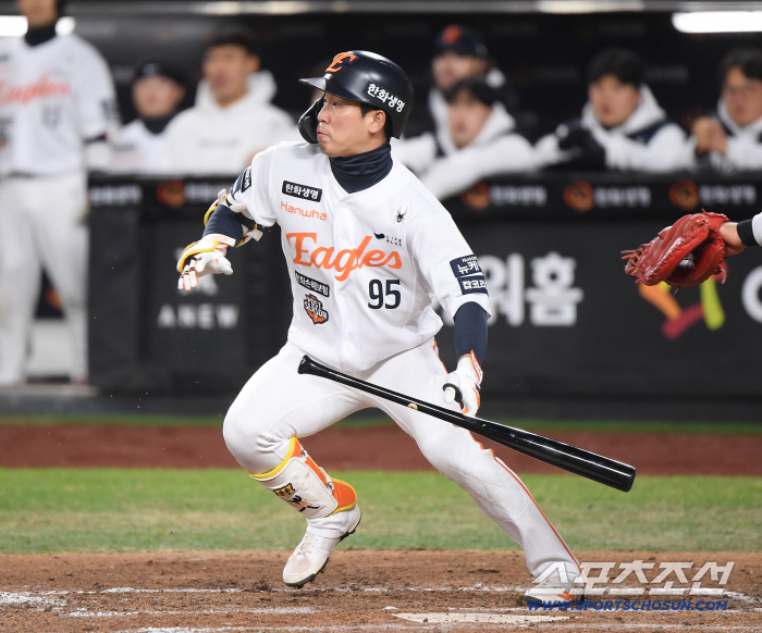  Hwang Young-mook makes a sacrifice bunt