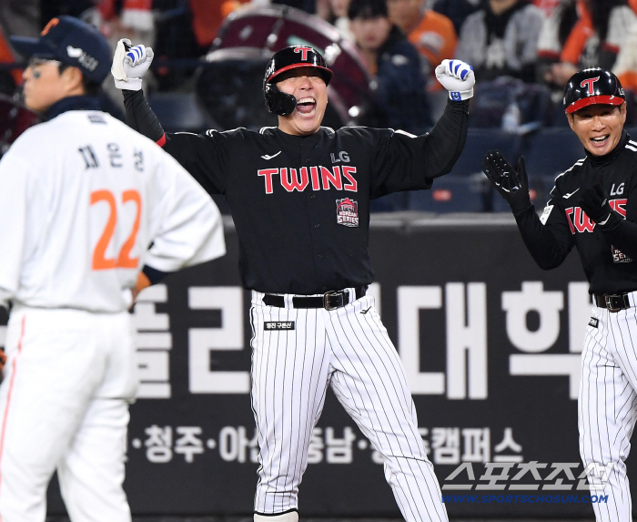  Kim Hyun-soo makes a timely two-run turnaround in the ninth inning