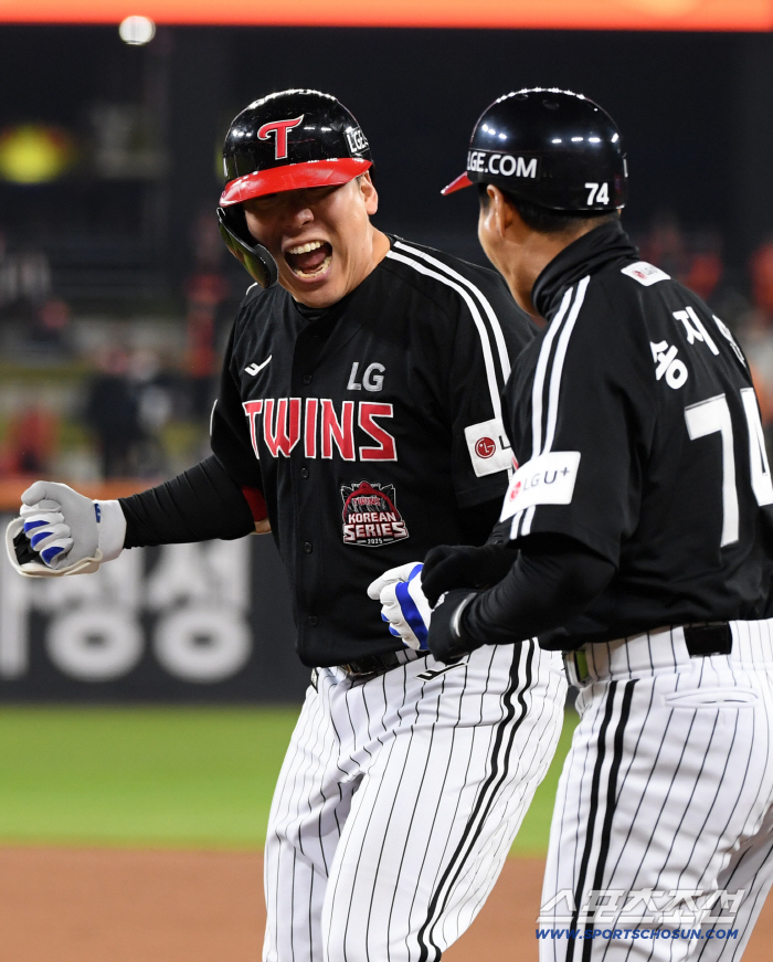  Kim Hyun-soo turned it over in the ninth inning