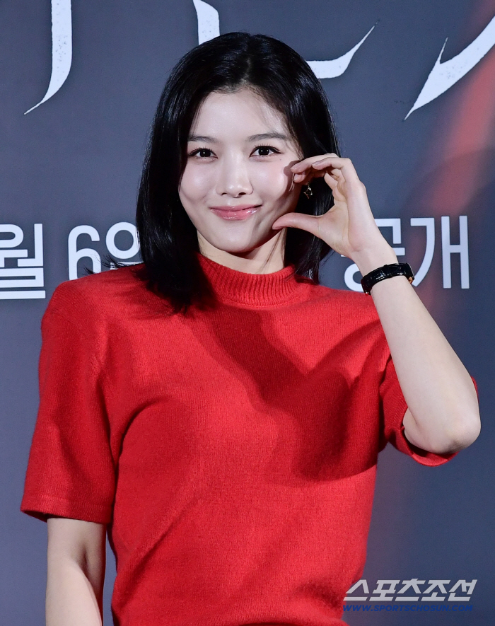 Kim Yoojung's fluttering eye contact cheek heart