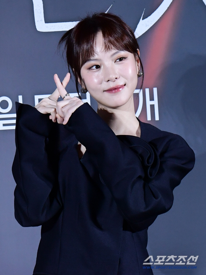  Lee Yeol Yum, coy-eyed greeting