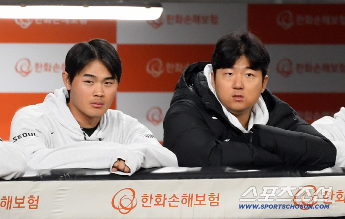  Lee Young-bin and Song Seung-ki concentrate on the Korean Series