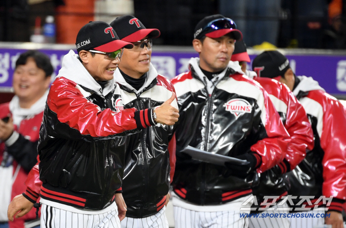  LG manager Yeom Kyung-yeop, give a thumbs up to the players who worked hard