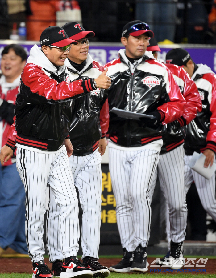  LG manager Yeom Kyung-yeop, thumbs up