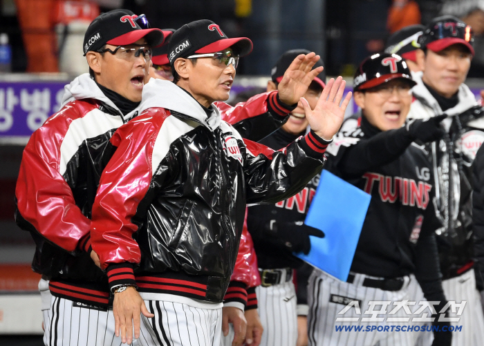  LG manager Yeom Kyung-yeop turned it over in the 9th inning and finished it