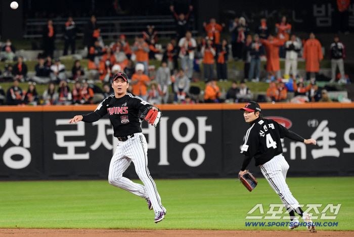  LG shortstop Oh Ji-hwan who caught a hit