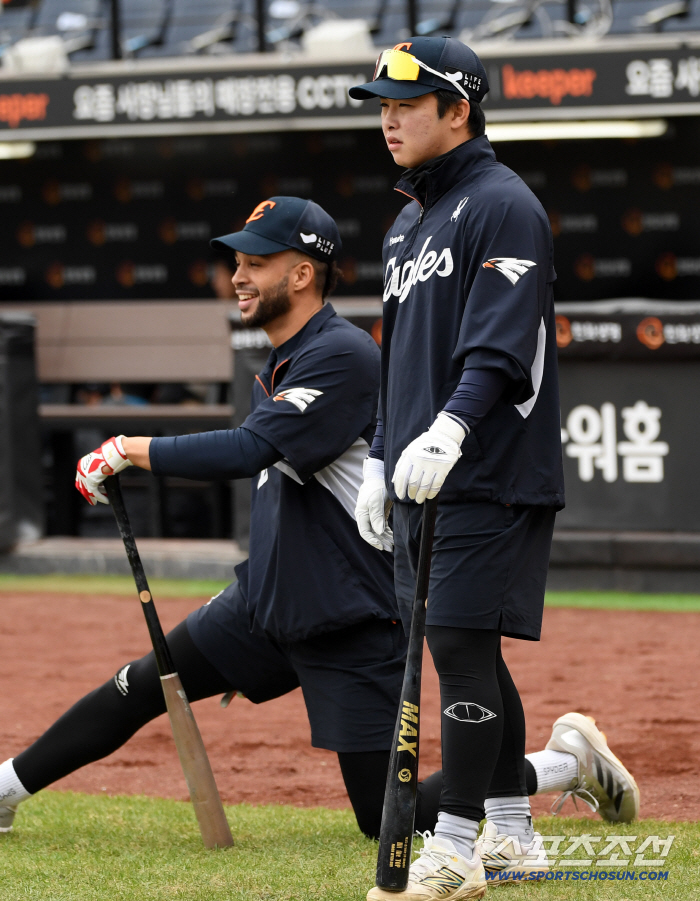  Liberato Moon Hyun-bin enjoys fall baseball