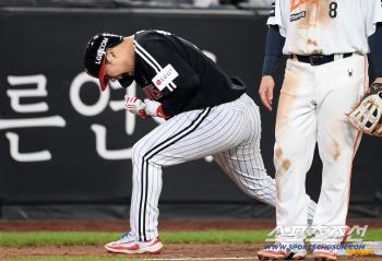  Moon Bo Kyung's fist clenched