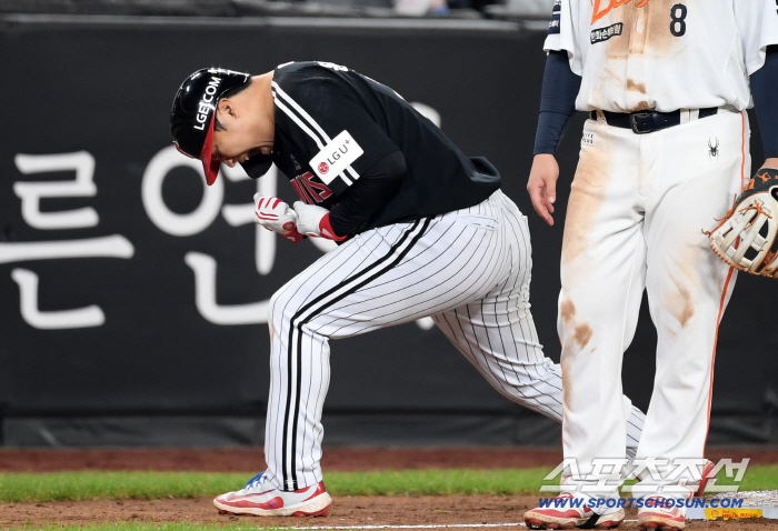  Moon Bo Kyung's fist clenched