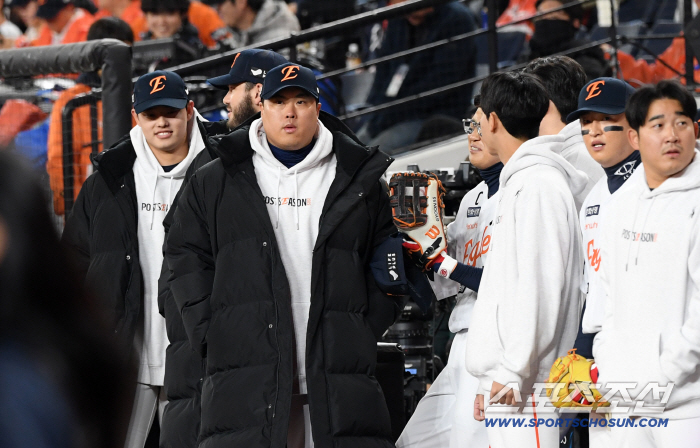  Moon Dongjoo's phone, Seryu Hyunjin, is in the mood