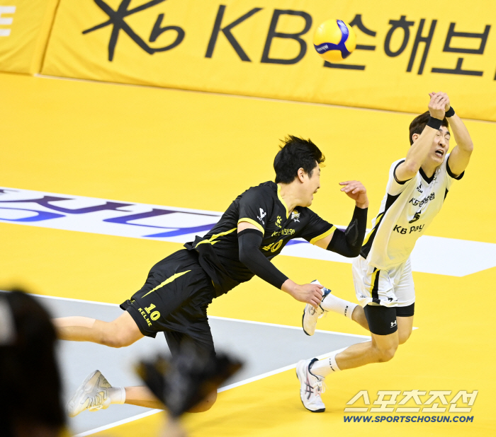  Na Kyungbok, Kim Do Hoon, and the digs that flew