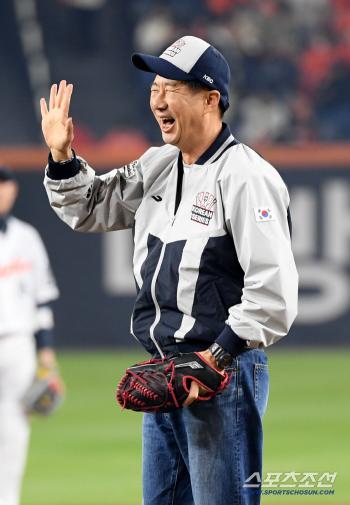  Nam Hee-seok, the first pitchman for the 1999 Korean Series, hopes to win the Hanwha Eagles