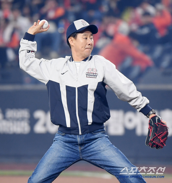  Nam Hee-seok throws the first pitch to pray for Hanwha's victory
