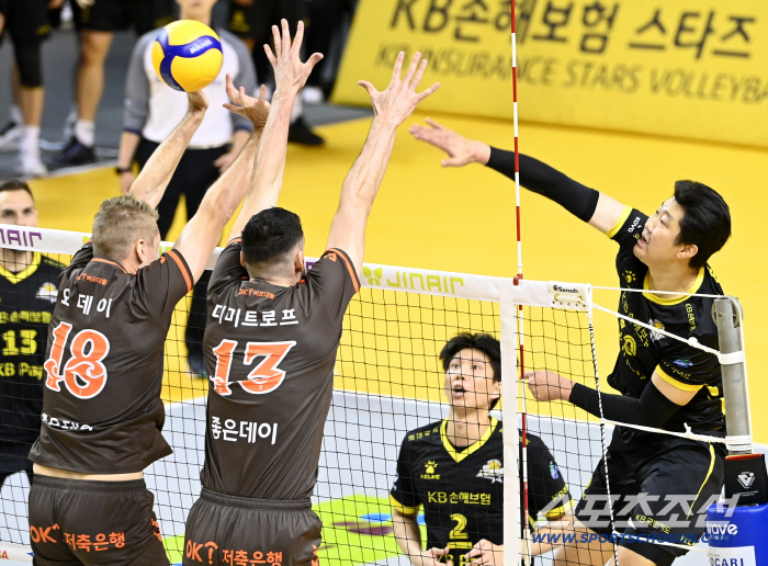  O'Day's wrist bent by Na Kyung-bok's spike