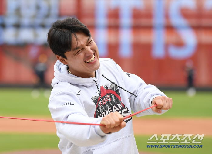  Park Dongwon is having fun training