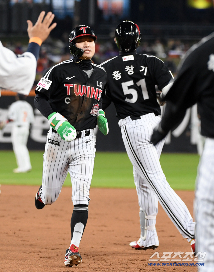  Park Hae-min's 1st base guru Hong Chang-ki is an outfield fly ball